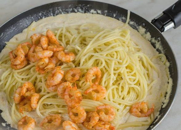 Креветки со спагетти в сливочном соусе