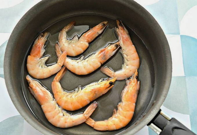 Креветки в соевом соусе на сковороде