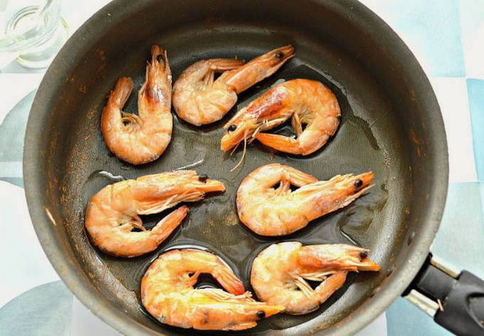 Креветки в соевом соусе на сковороде