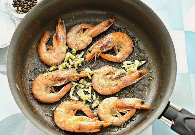 Креветки в соевом соусе на сковороде