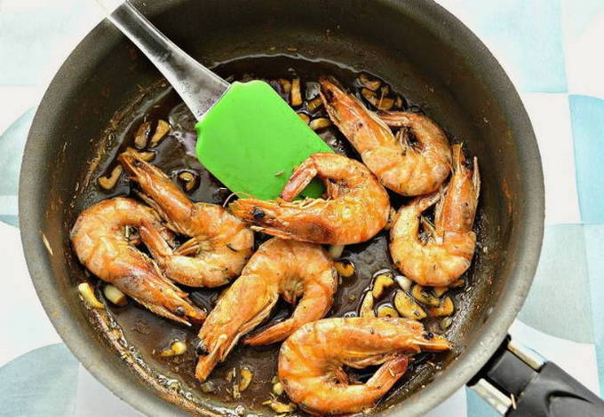 Креветки в соевом соусе на сковороде