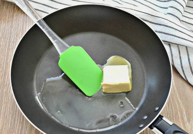Креветки, жаренные с чесноком и сливочным маслом Креветки, жаренные с чесноком и сливочным маслом