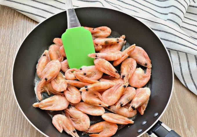 Креветки, жаренные с чесноком и сливочным маслом Креветки, жаренные с чесноком и сливочным маслом