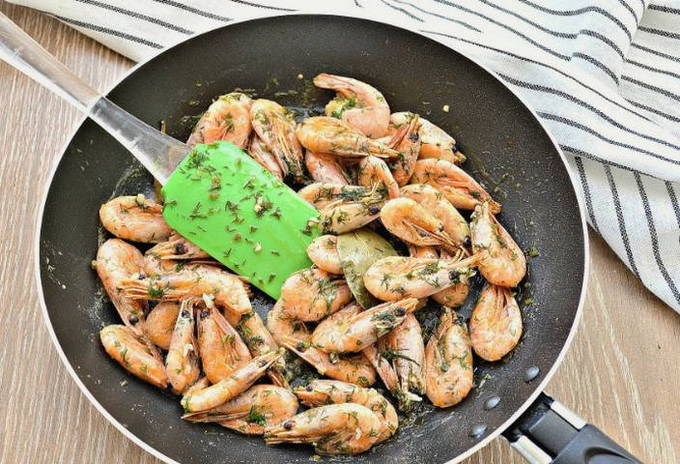Креветки, жаренные с чесноком и сливочным маслом Креветки, жаренные с чесноком и сливочным маслом