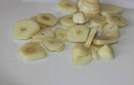 Жареные креветки на сковороде с чесноком с соевым соусом