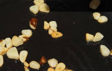 Жареные креветки на сковороде с чесноком с соевым соусом