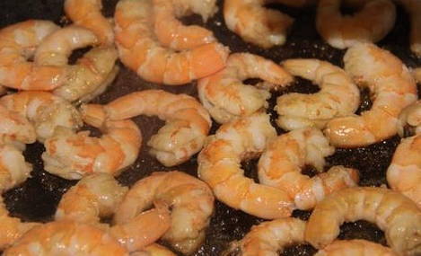 Жареные креветки на сковороде с чесноком с соевым соусом
