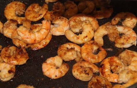 Жареные креветки на сковороде с чесноком с соевым соусом