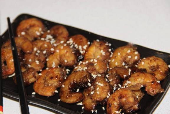 Жареные креветки на сковороде с чесноком с соевым соусом