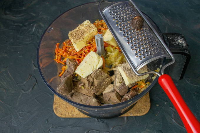 Паштет из говяжьей печени с морковью и луком и сливочным маслом Паштет из говяжьей печени с морковью и луком и сливочным маслом