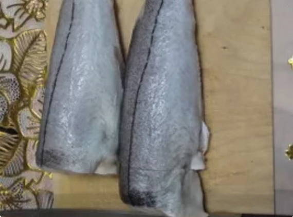Пикша с луком и морковью на сковороде Пикша с луком и морковью на сковороде
