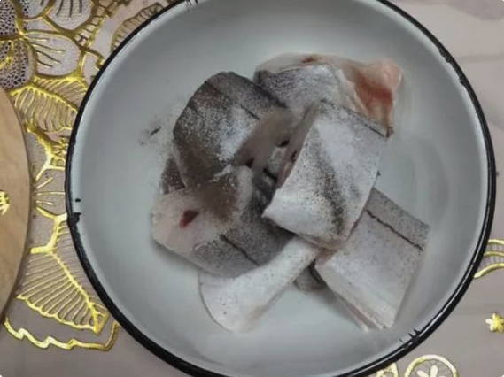 Пикша с луком и морковью на сковороде Пикша с луком и морковью на сковороде