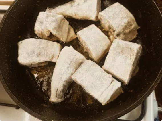Пикша с луком и морковью на сковороде Пикша с луком и морковью на сковороде