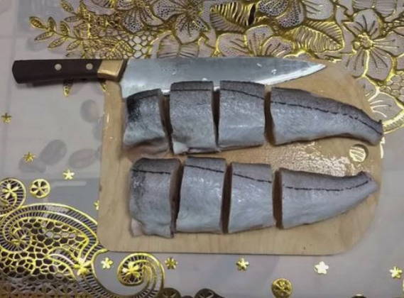 Пикша с луком и морковью на сковороде Пикша с луком и морковью на сковороде