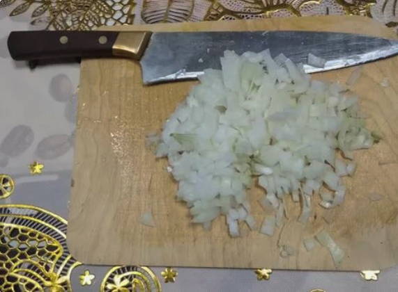 Пикша с луком и морковью на сковороде Пикша с луком и морковью на сковороде