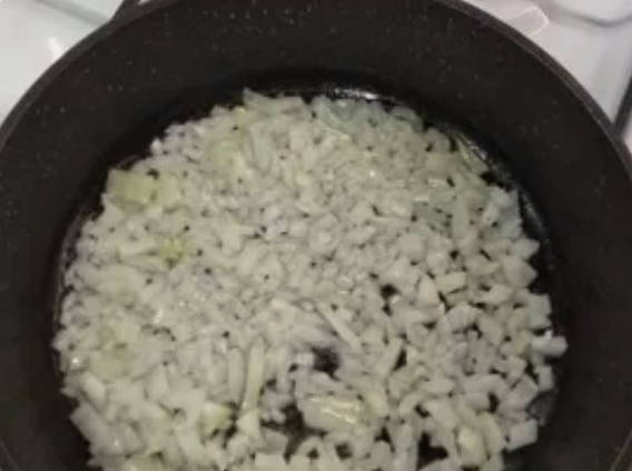 Пикша с луком и морковью на сковороде Пикша с луком и морковью на сковороде