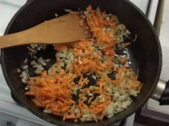 Пикша с луком и морковью на сковороде Пикша с луком и морковью на сковороде