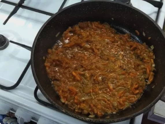 Пикша с луком и морковью на сковороде Пикша с луком и морковью на сковороде