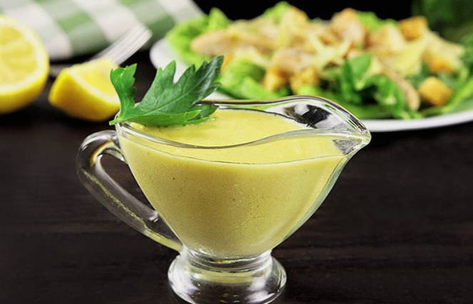Классический соус для салата Цезарь с курицей