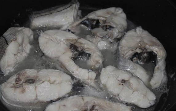 Пикша с овощами на сковороде Пикша с овощами на сковороде