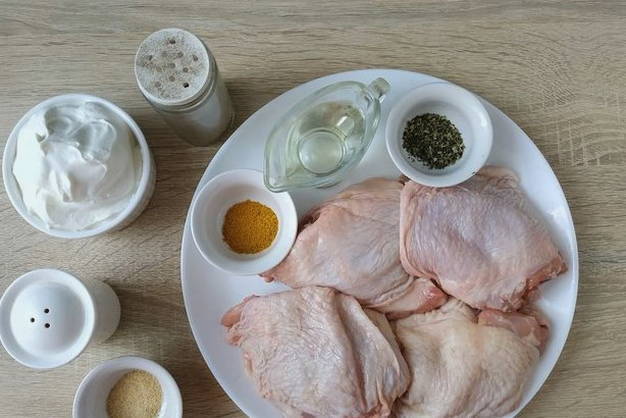Курица в сметанном соусе в духовке Курица в сметанном соусе в духовке