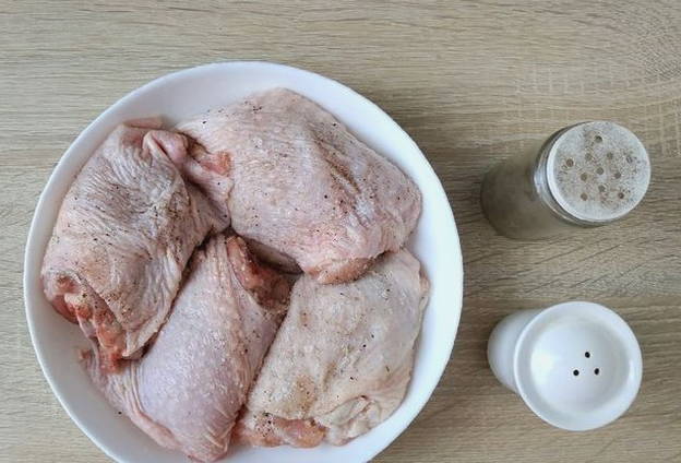 Курица в сметанном соусе в духовке Курица в сметанном соусе в духовке