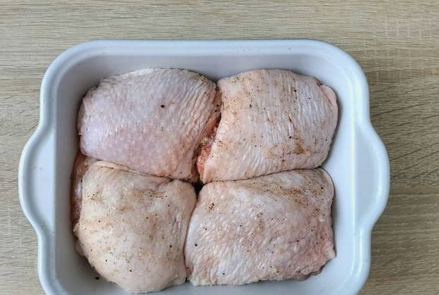 Курица в сметанном соусе в духовке Курица в сметанном соусе в духовке