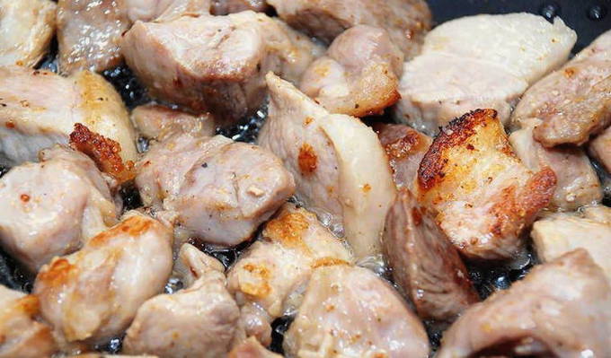 Жареное мясо с луком на сковороде Жареное мясо с луком на сковороде