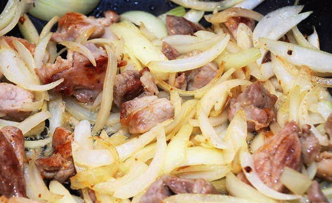 Жареное мясо с луком на сковороде Жареное мясо с луком на сковороде