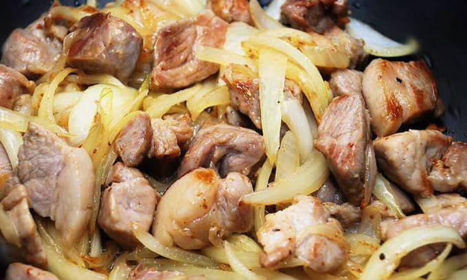 Жареное мясо с луком на сковороде Жареное мясо с луком на сковороде