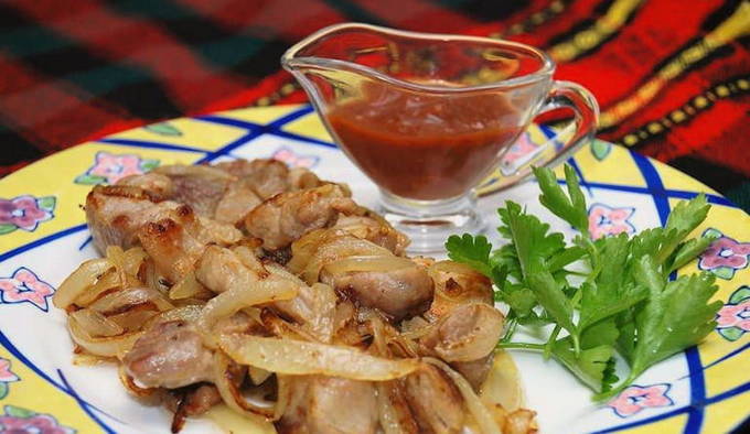 Жареное мясо с луком на сковороде Жареное мясо с луком на сковороде