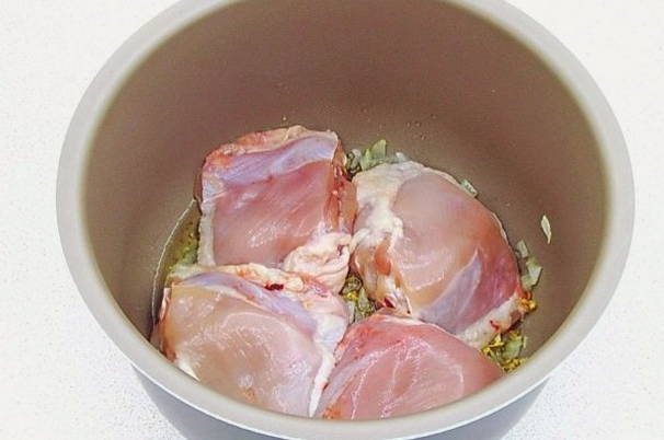 Тушеная курица в мультиварке Тушеная курица в мультиварке