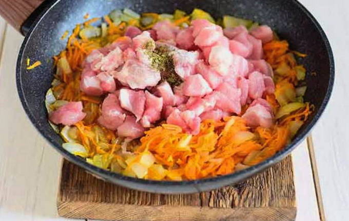 Перловка с мясом в горшочке в духовке Перловка с мясом в горшочке в духовке