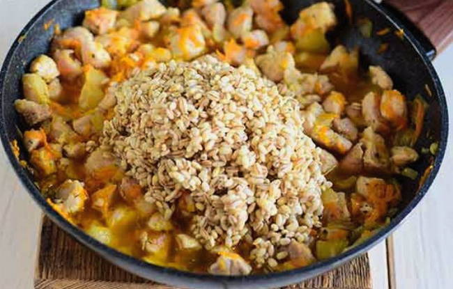 Перловка с мясом в горшочке в духовке Перловка с мясом в горшочке в духовке