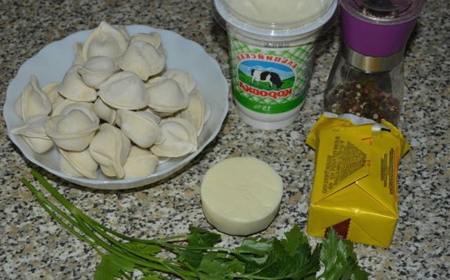 Жареные пельмени с сыром и сметаной на сковороде Жареные пельмени с сыром и сметаной на сковороде