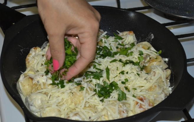 Жареные пельмени с сыром и сметаной на сковороде Жареные пельмени с сыром и сметаной на сковороде