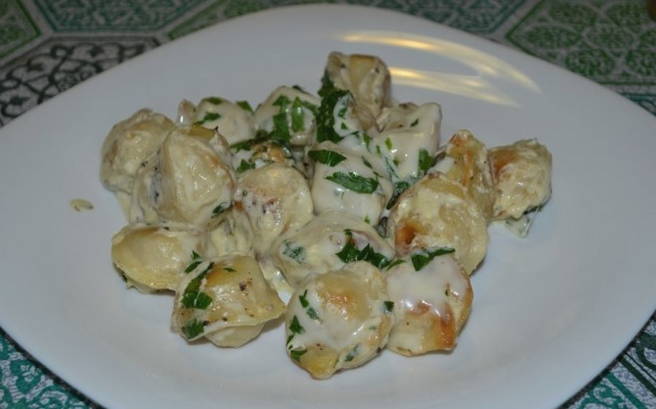 Жареные пельмени с сыром и сметаной на сковороде Жареные пельмени с сыром и сметаной на сковороде