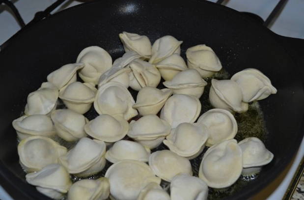Жареные пельмени с сыром и сметаной на сковороде Жареные пельмени с сыром и сметаной на сковороде