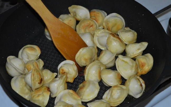 Жареные пельмени с сыром и сметаной на сковороде Жареные пельмени с сыром и сметаной на сковороде