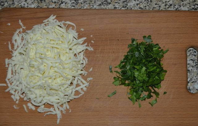 Жареные пельмени с сыром и сметаной на сковороде Жареные пельмени с сыром и сметаной на сковороде