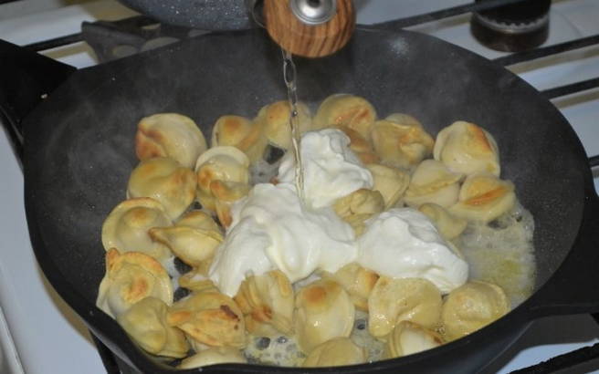 Жареные пельмени с сыром и сметаной на сковороде Жареные пельмени с сыром и сметаной на сковороде