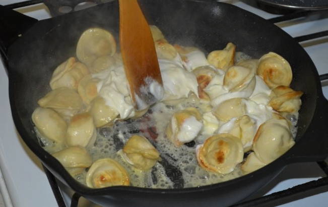 Жареные пельмени с сыром и сметаной на сковороде Жареные пельмени с сыром и сметаной на сковороде