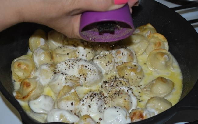 Жареные пельмени с сыром и сметаной на сковороде Жареные пельмени с сыром и сметаной на сковороде