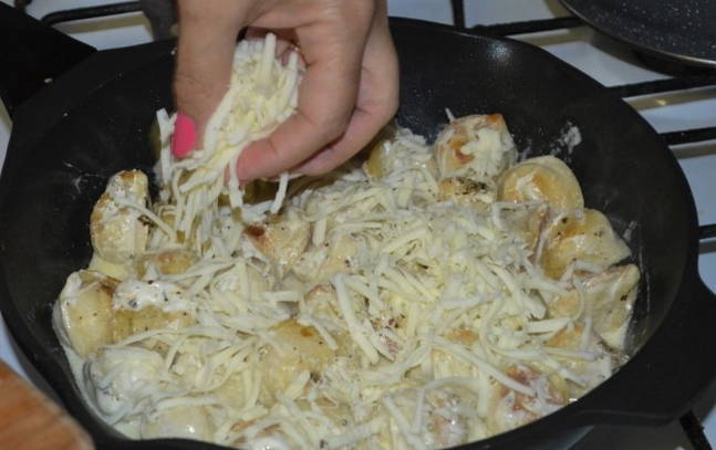 Жареные пельмени с сыром и сметаной на сковороде Жареные пельмени с сыром и сметаной на сковороде