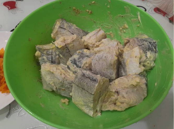 Пикша с луком и морковью в духовке Пикша с луком и морковью в духовке