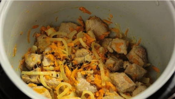Квашеная тушеная капуста с мясом