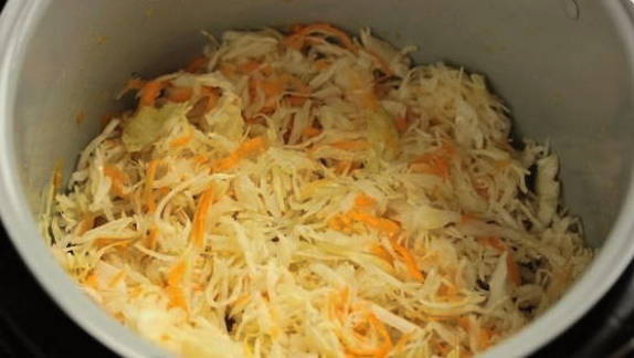 Квашеная тушеная капуста с мясом