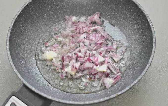 Гречка с грибами и луком на сковороде