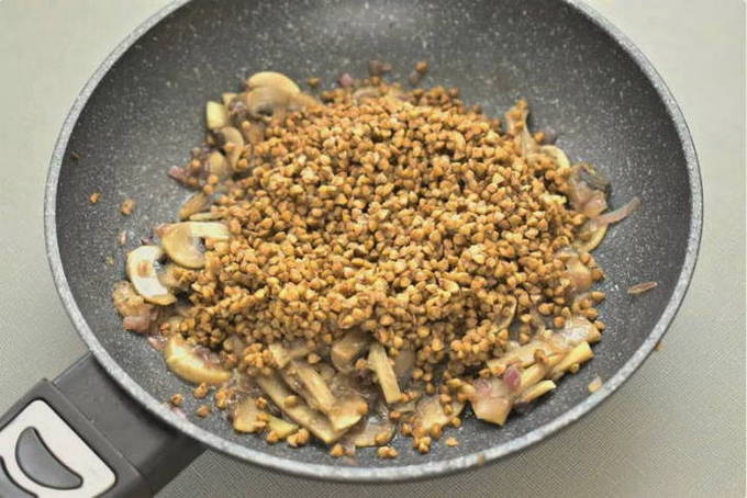 Гречка с грибами и луком на сковороде