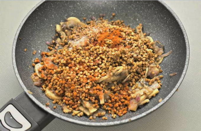 Гречка с грибами и луком на сковороде